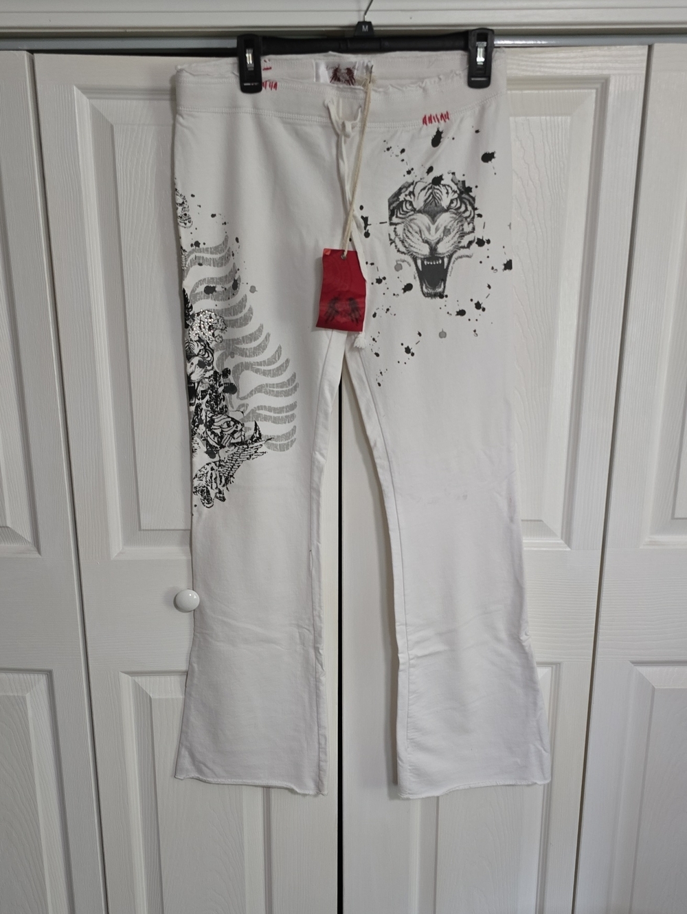 White Graphic Tiger Print Women's sweats
